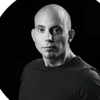 Jeg elsker at kommunikere med andre mennesker, yde god service og hjælpe andre.<br /><br />I hele...