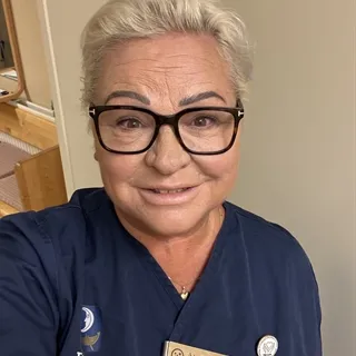 Jag bor i Sverige och är utbildad undersköterska samt specialist inom palliativ vård. Jag har äve...